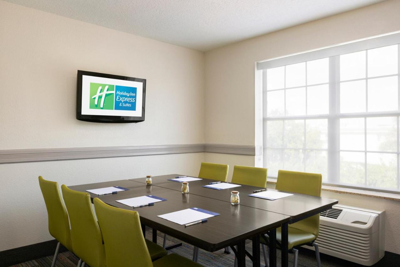 Holiday Inn Express & Suites Sarasota East By Ihg Exterior photo