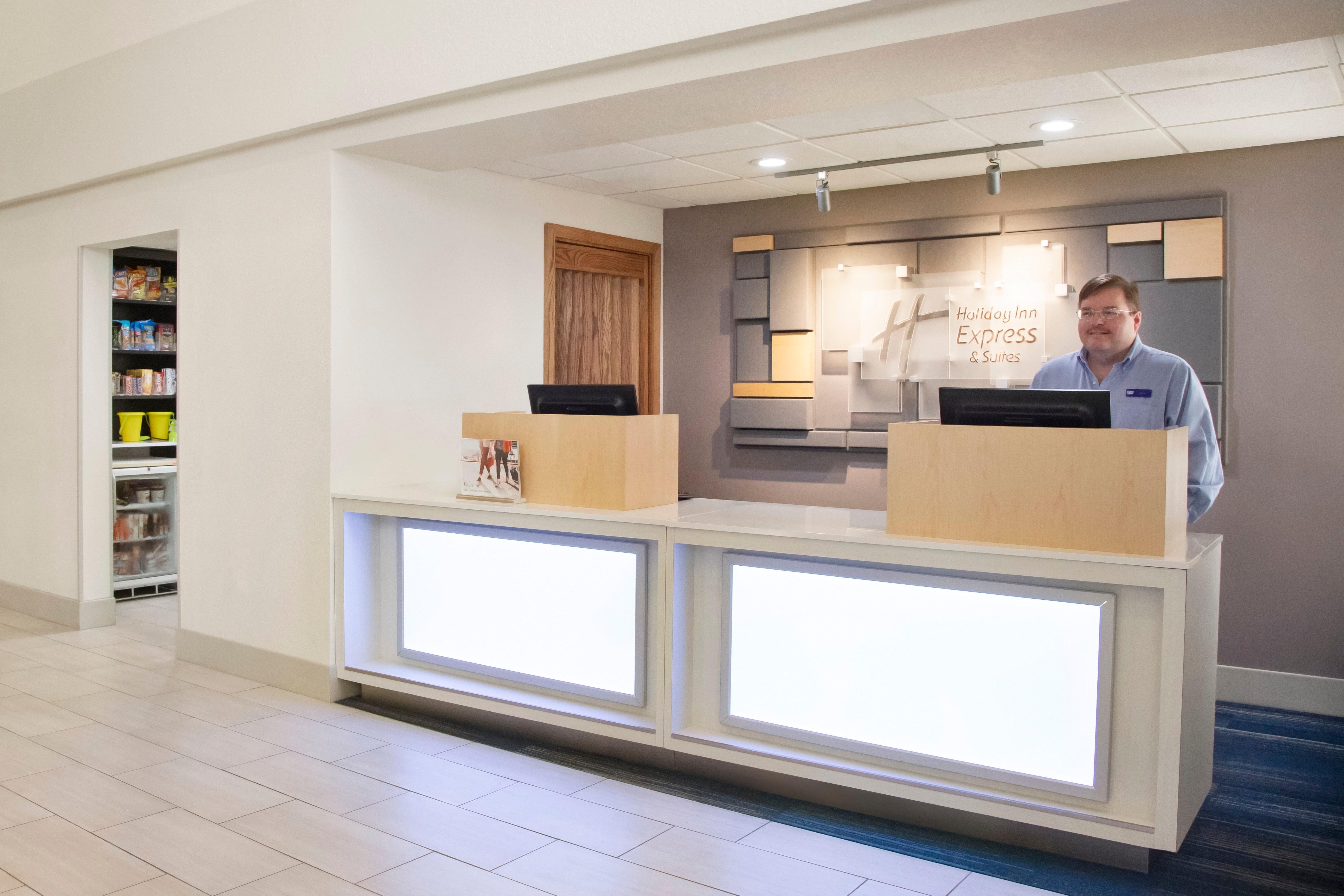Holiday Inn Express & Suites Sarasota East By Ihg Exterior photo